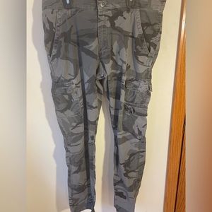 Wrangler Mens Gray/Camo Cargo Pants, Size 33x32